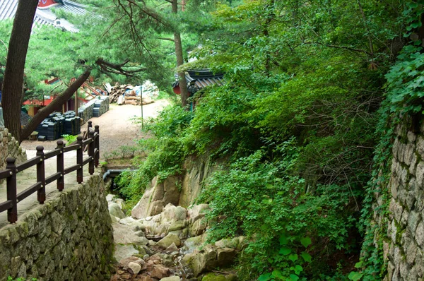 Buddhistischer Tempel auf dem Berg in seoul — Stockfoto