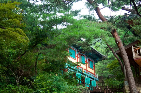 ソウルの山の仏教寺院 — ストック写真