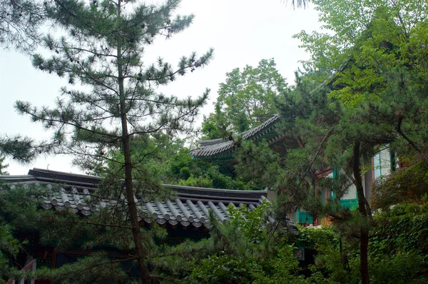 ソウルの山の仏教寺院 — ストック写真