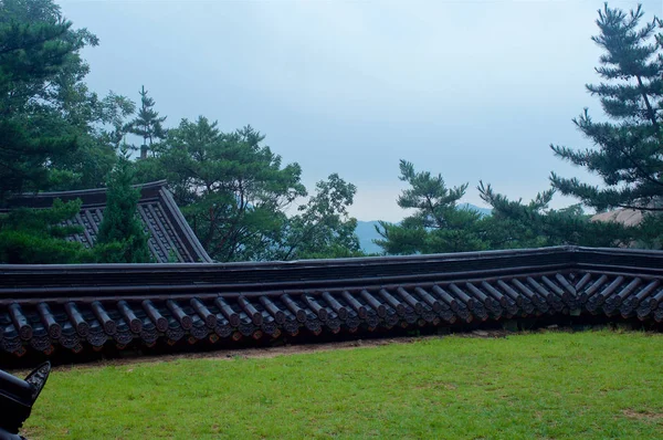 Střešní terasa ve svatyni na hoře v Soulu — Stock fotografie