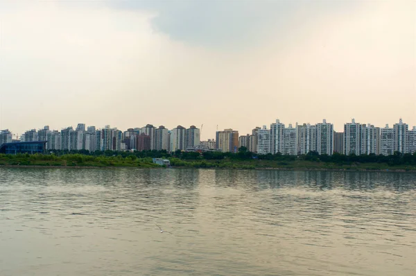 Veduta degli edifici Yeoeuido dal fiume Hang — Foto Stock