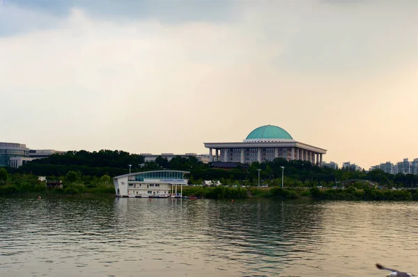 夕方のソウルの国民議会 — ストック写真