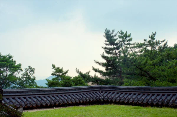 Dach im Tempel auf dem Berg in seoul — Stockfoto
