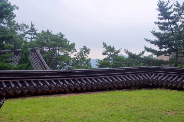 서울의 산에 있는 사원의 옥상 — 스톡 사진