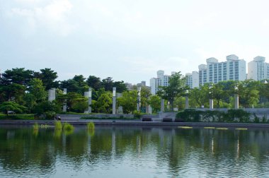 Yazın Seul 'de göletli Pagoda.