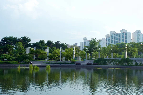 Pagode mit Teich im Sommer in seoul — Stockfoto