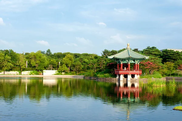 Pagoda met vijver in de zomer in Seoel — Stockfoto