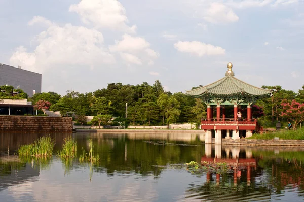 Пагода с прудом летом в Сеуле Лицензионные Стоковые Изображения