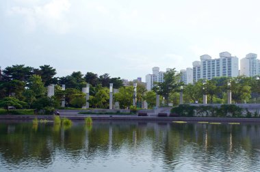 Yazın Seul 'de göletli Pagoda.