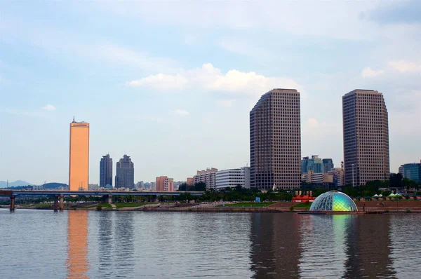 Vista al edificio 63 desde el río Hang — Foto de Stock