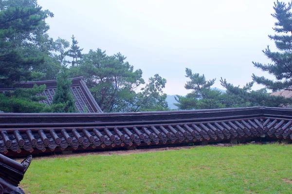 Telhado no templo na montanha em Seul — Fotografia de Stock