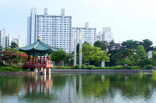 ソウルの夏に池のある塔 — ストック写真