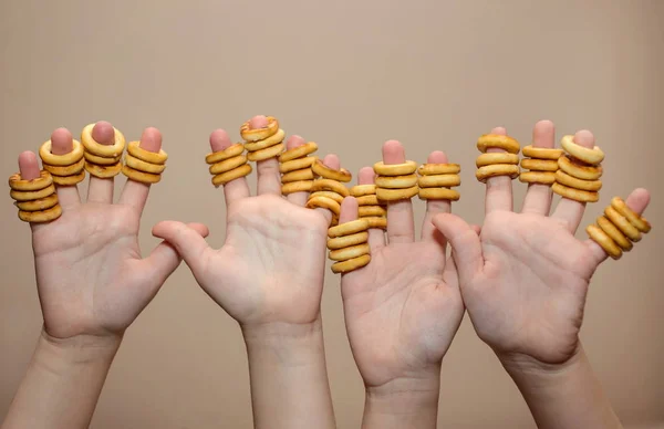 Hand Kinder Mädchen Kleidung Auf Finger Bagels — Stockfoto