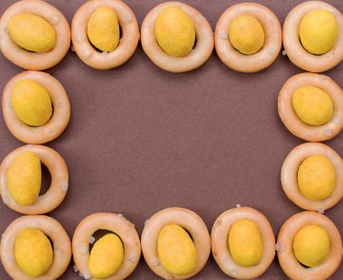 Peynirli küçük simit ve fındık (metin için şablon)