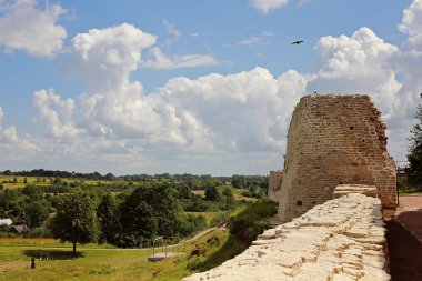 Manzaranın arka planda Eski Izborsk kale parçası