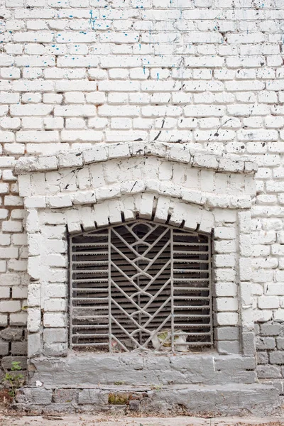 Fragment Teksturowanej Ceglanego Muru Starym Oknem Pomalowanym Białym Lakierem — Zdjęcie stockowe