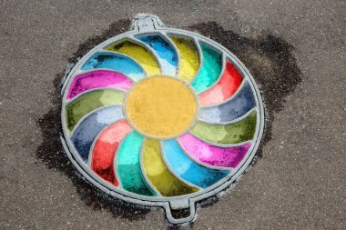 Çok renkli rögar veya kanalizasyon girişi
