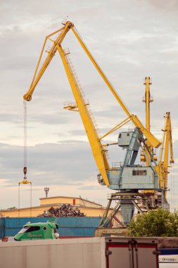 Nehir limanı için çalışan vinç kaldırılıyor