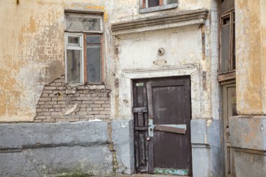 Eski bir evin desenli duvarları ve kalıntıları.