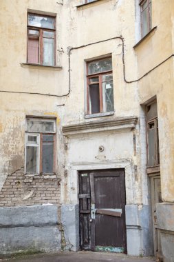 Eski bir evin desenli duvarları ve kalıntıları.