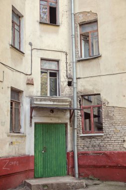 Eski bir evin desenli duvarları ve kalıntıları.