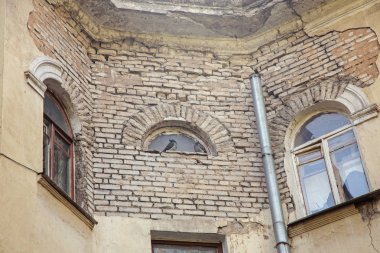 Eski bir evin desenli duvarları ve kalıntıları.