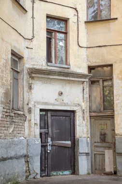 Eski bir evin desenli duvarları ve kalıntıları.