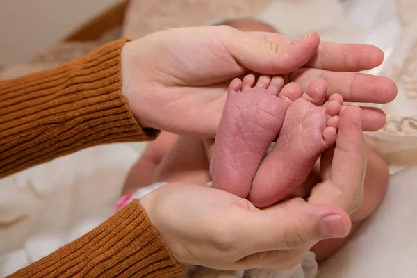 Piedi Piccoli Sui Palmi Della Mamma — Foto Stock