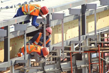 İşçiler tehlike bölgesinde irtifada çalışırlar.