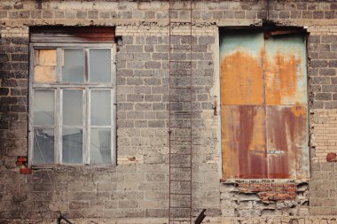 Doku - eski tuğla duvarlar, eski yangın merdiveni ve camı kırmış.