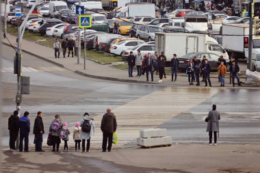 İnsanlar kavşakta trafik ışıklarını bekliyor.