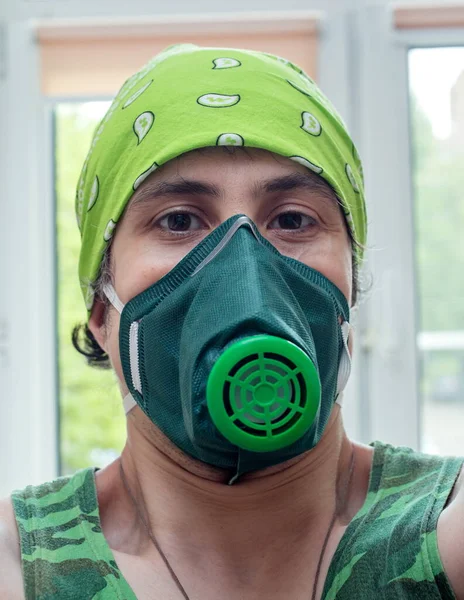 Ένα Άτομο Που Φοράει Αναπνευστική Μάσκα Προστατεύει Από Ιούς Και — Φωτογραφία Αρχείου