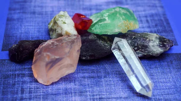 Pedras Minerais Diferentes Contra Fundo Denim Texturizado — Fotografia de Stock