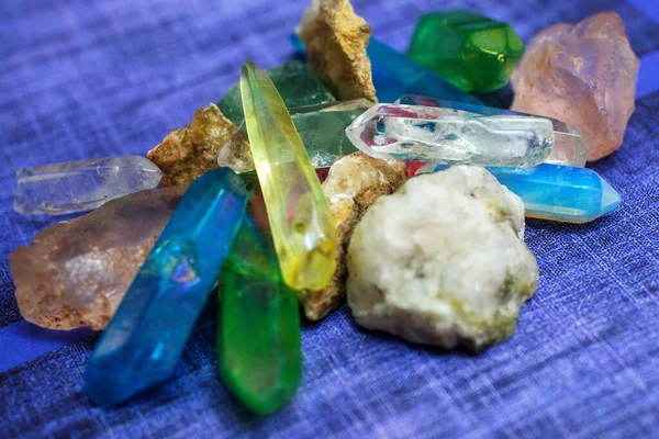 Kotun Arka Planına Karşı Farklı Taşlar Mineraller — Stok fotoğraf