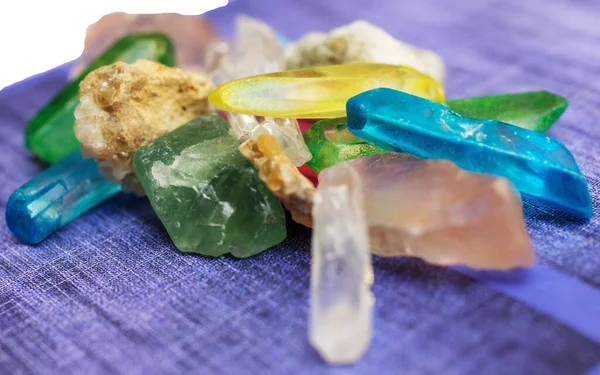 Kotun arka planına karşı farklı taşlar ve mineraller