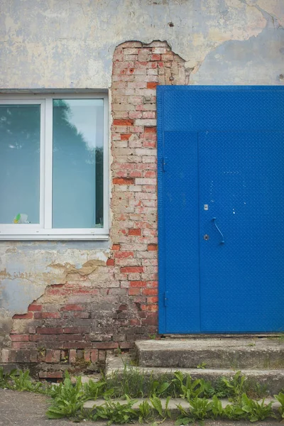 Fragment Starej Ceglanej Ściany Niebieskie Drzwi Próg Schodami — Zdjęcie stockowe