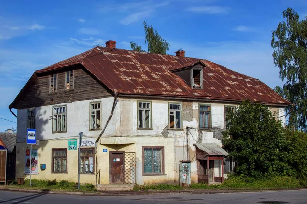 俄罗斯和爱沙尼亚之间的老旧的革命前废弃房屋 — 图库照片