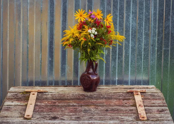 Bunter Blumenstrauß Mitte August — Stockfoto