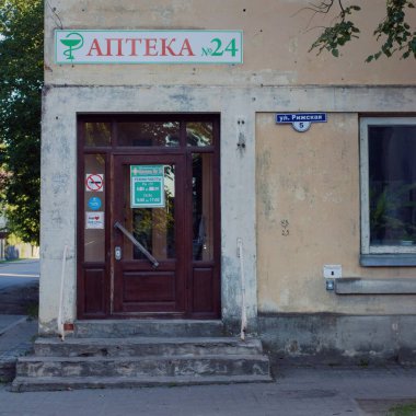 Eski ama çalışan bir eczaneye giriş.