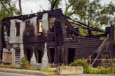 Ahşap bir malikaneden ateş