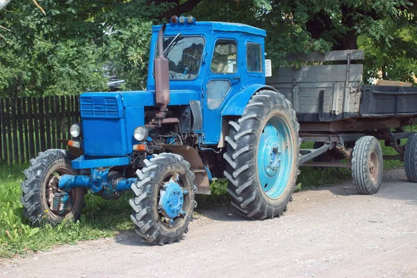 Niebieski Ciągnik Przyczepą — Zdjęcie stockowe
