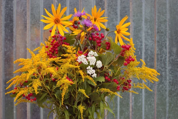 Ein Blumenstrauß Der Monat August Aus Blumen Und Beeren Gesammelt — Stockfoto