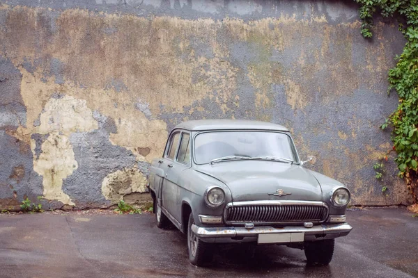 Carro Retro Volga Gaz Fundo Uma Antiga Parede Desgastada — Fotografia de Stock