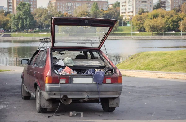 Retro Auto Met Een Open Kofferbak Werktuigen Bij Dijk — Stockfoto