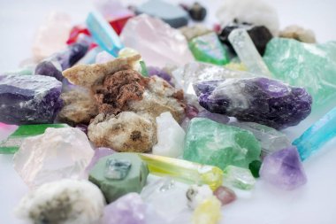 Kristal taşlar ve farklı kayalardan oluşan mineraller.