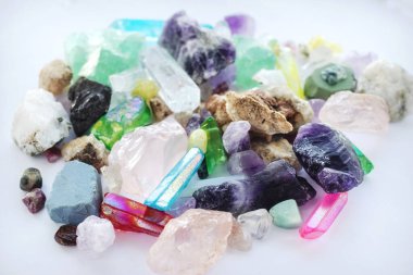 Kristal taşlar ve farklı kayalardan oluşan mineraller.