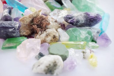 Kristal taşlar ve farklı kayalardan oluşan mineraller.