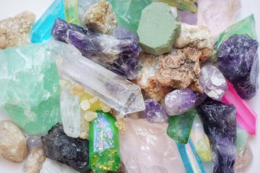 Kristal taşlar ve farklı kayalardan oluşan mineraller.