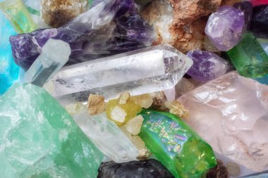 Kristal taşlar ve farklı kayalardan oluşan mineraller.