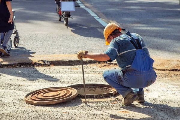 Idraulico Guarda Giù Tombino Strada — Foto Stock